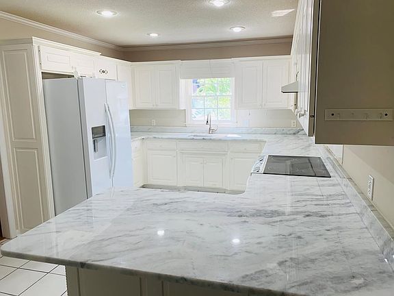 4th image of 415 Shirley Pl