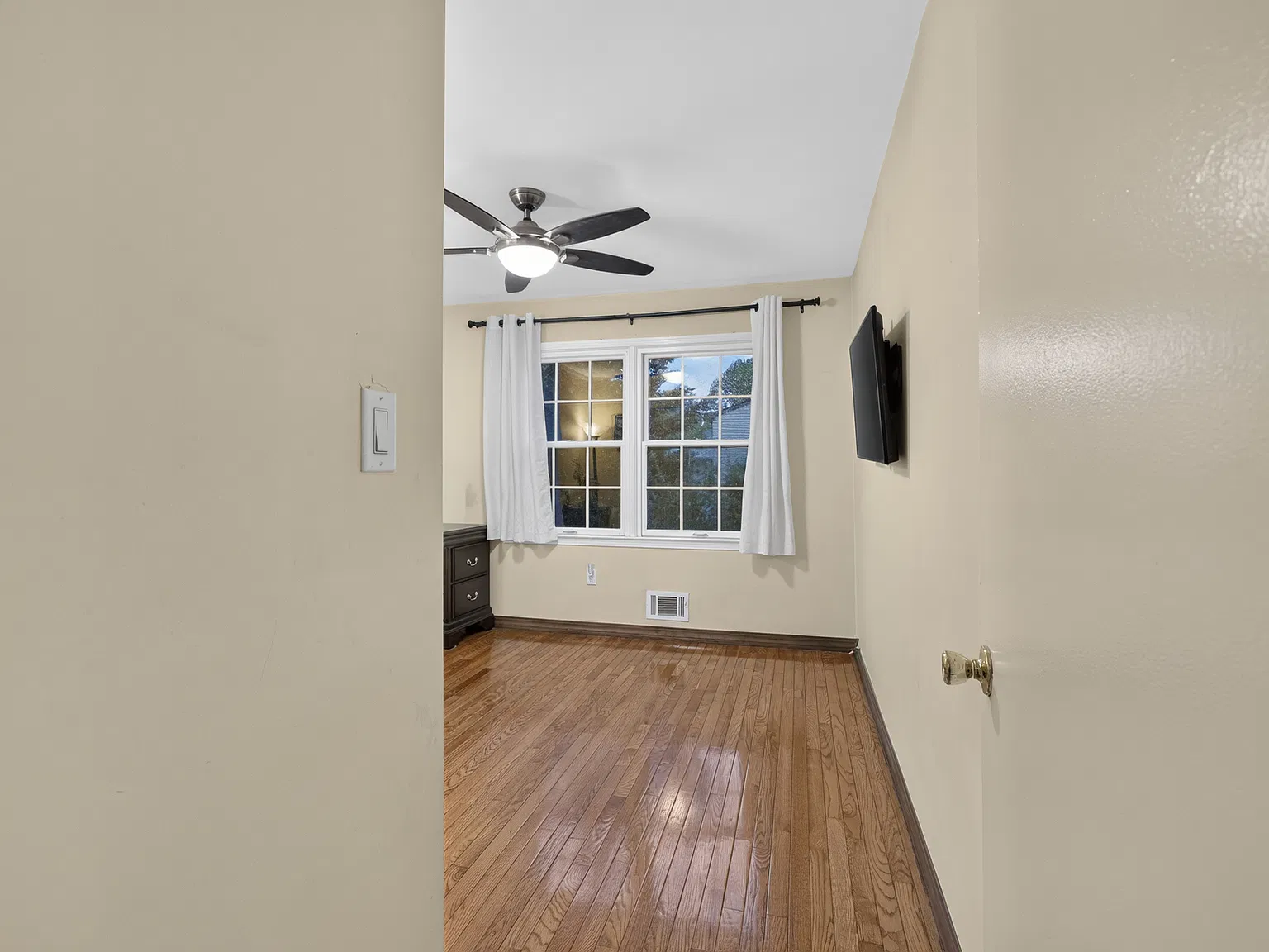4 bed, 1840 sqft, $4,000 — Photo 1