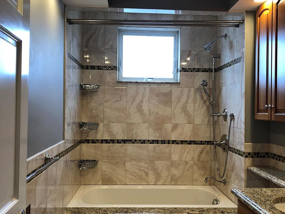 Bathroom with jet tub