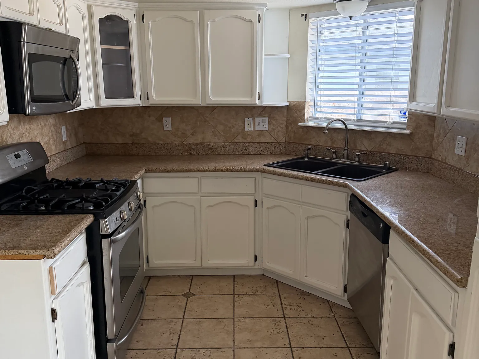 3 bed, 2.5 bath, 1650 sqft, $1,950 — Photo 3
