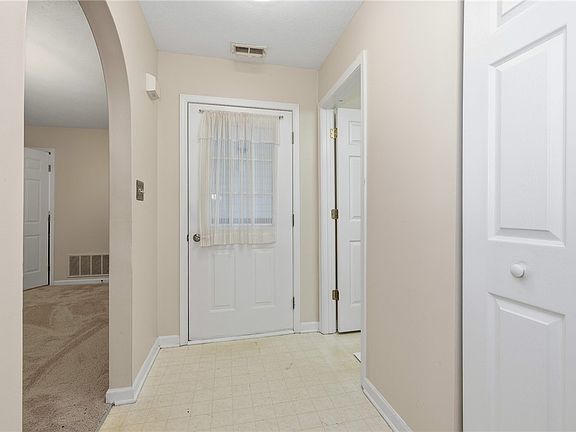 3rd image of 206 Huckleberry Ct