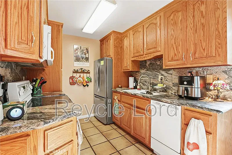 1 bed, 1.0 bath, 700 sqft, $2,050 — Photo 2