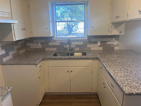 4th image of 211 Scott Ct