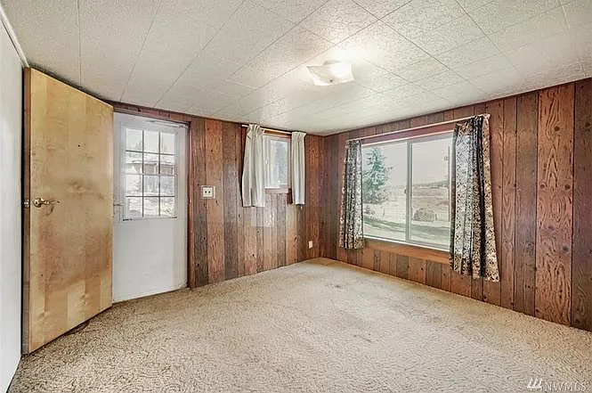 830 W Valley Hwy E — Photo 2