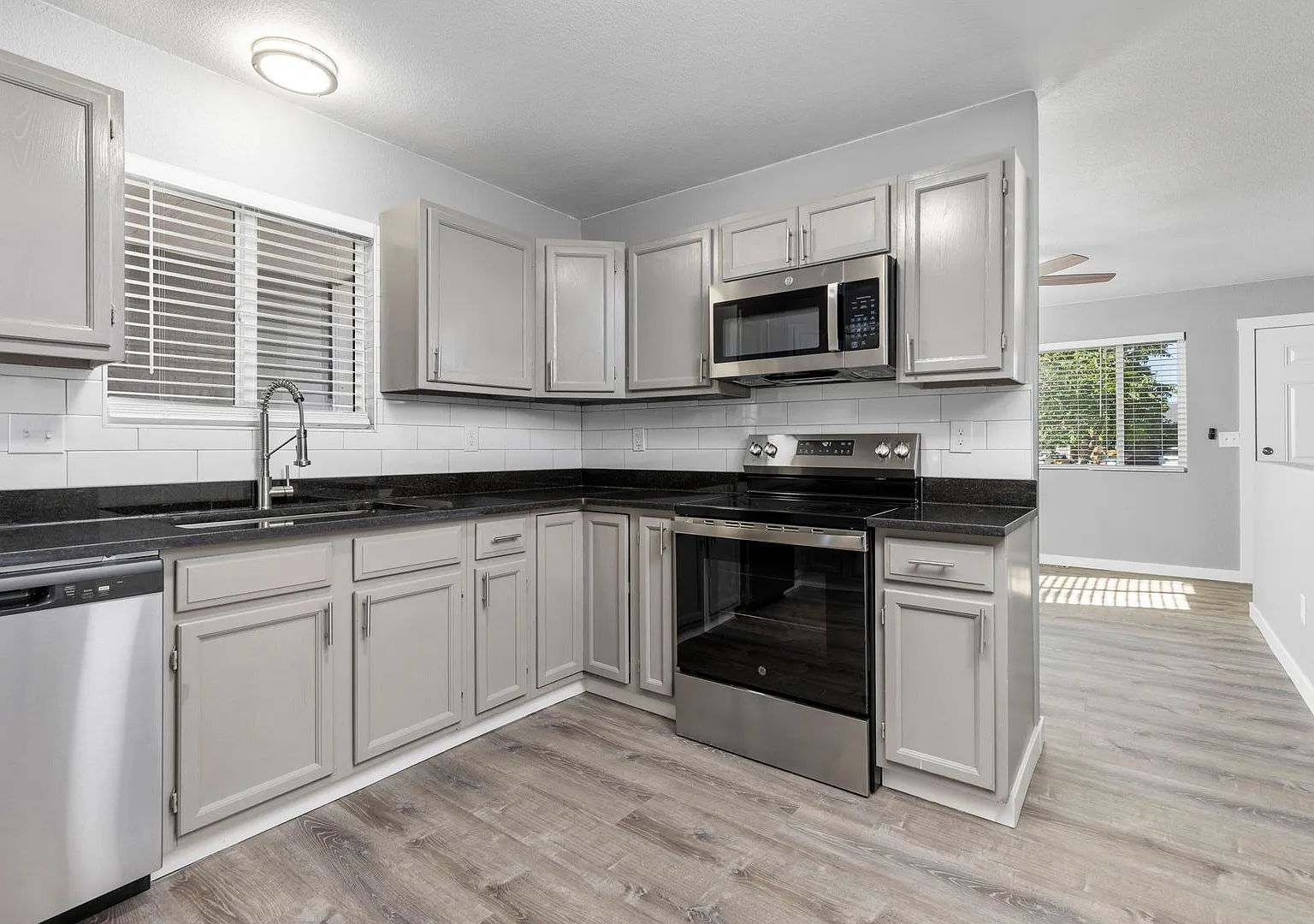 Beautiful Newly Remodeled Home Available Now! — Photo 3
