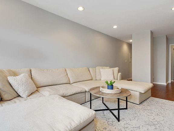5th image of 435 W Oakdale Ave APT 2F