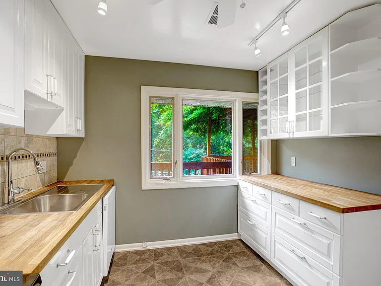 821 N Latham St — Photo 17