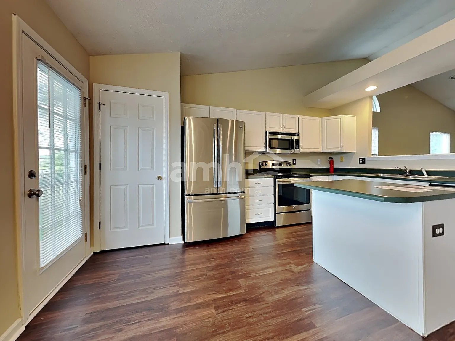 3 bed, 2.0 bath, 1418 sqft, $1,955 — Photo 4