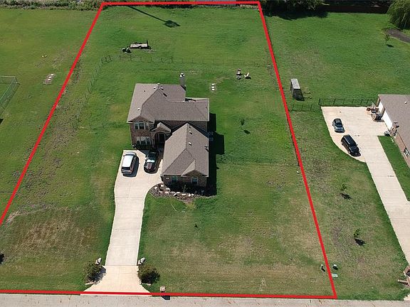3rd image of 916 Harmony Cir