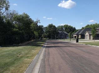 1445 Oakwood Ct, Wahpeton, ND 58075