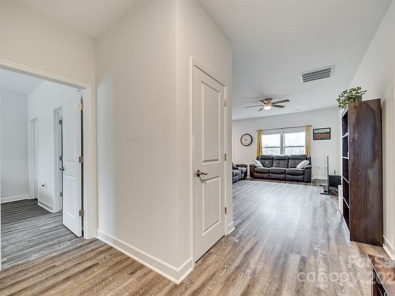 4th image of 611 N York St