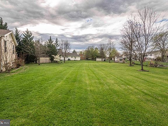 4th image of 109 Essex Cir