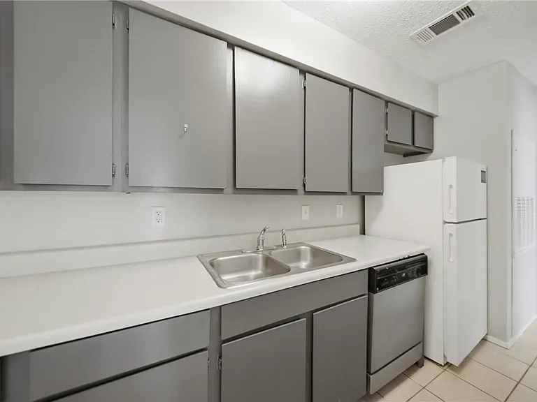 1112 Autumn Cir #D — Photo 6