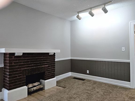 3rd image of 924 W Locust Ave