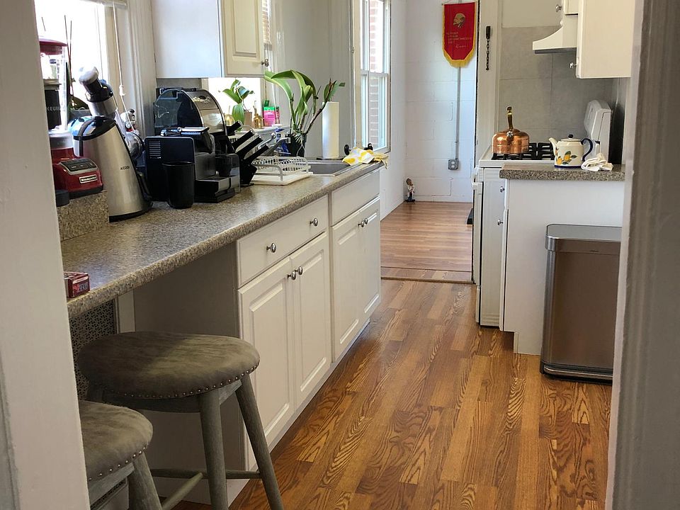 Kitchen with counter / bar