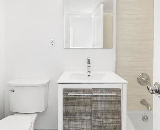 5th image of 200 E 27th St APT 15A