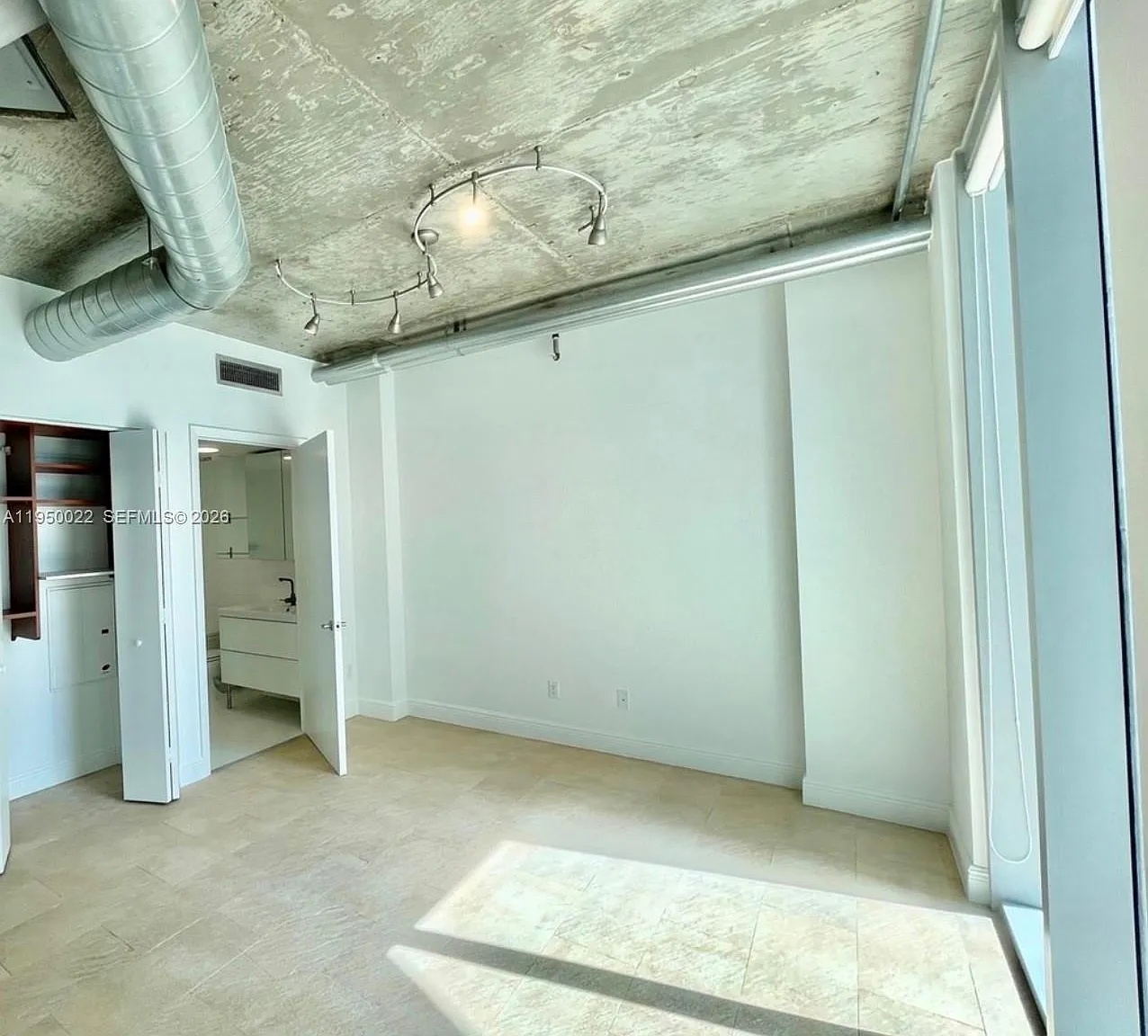 Neo Vertika Condo — Photo 3