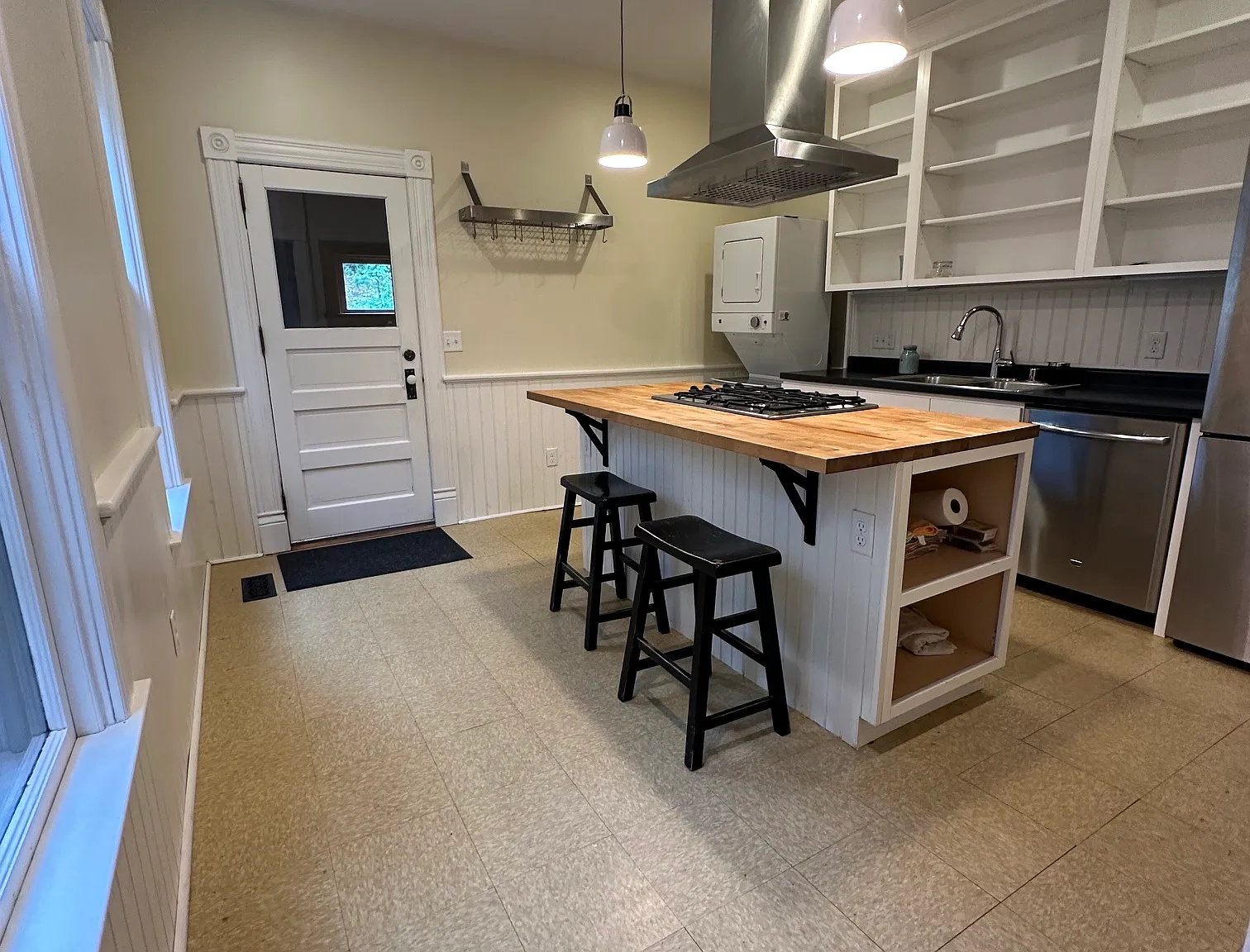 2 bed, 1200 sqft, $1,625 — Photo 1