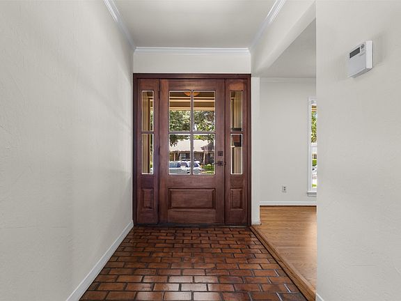 3rd image of 908 Vinecrest Ln