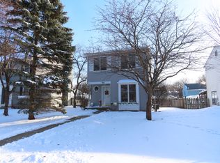 916 Britta Ln, Geneva, IL 60134