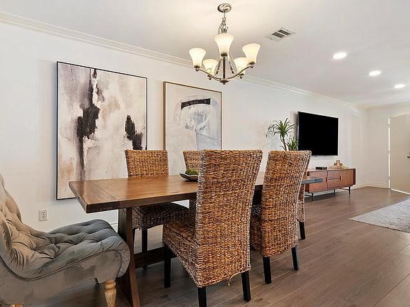 3rd image of 12801 Moorpark St Unit 205