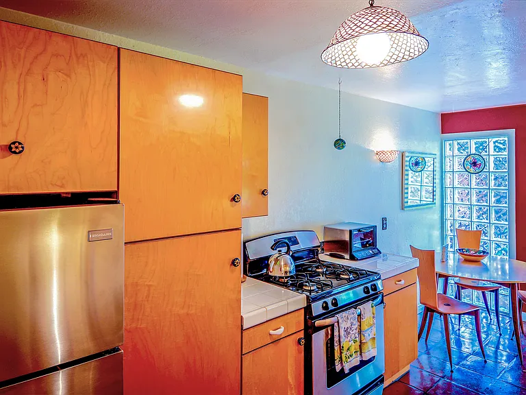 Large Sunny Open Kitchen, Stainless Steel Appliances, Dining Set