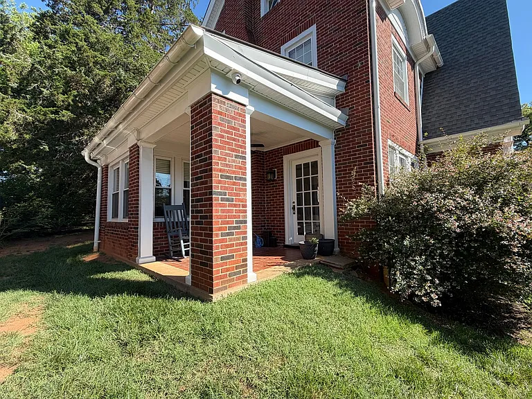 675 Evergreen Ave — Photo 3