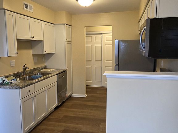 3rd image of 3920 Mack Rd APT 109