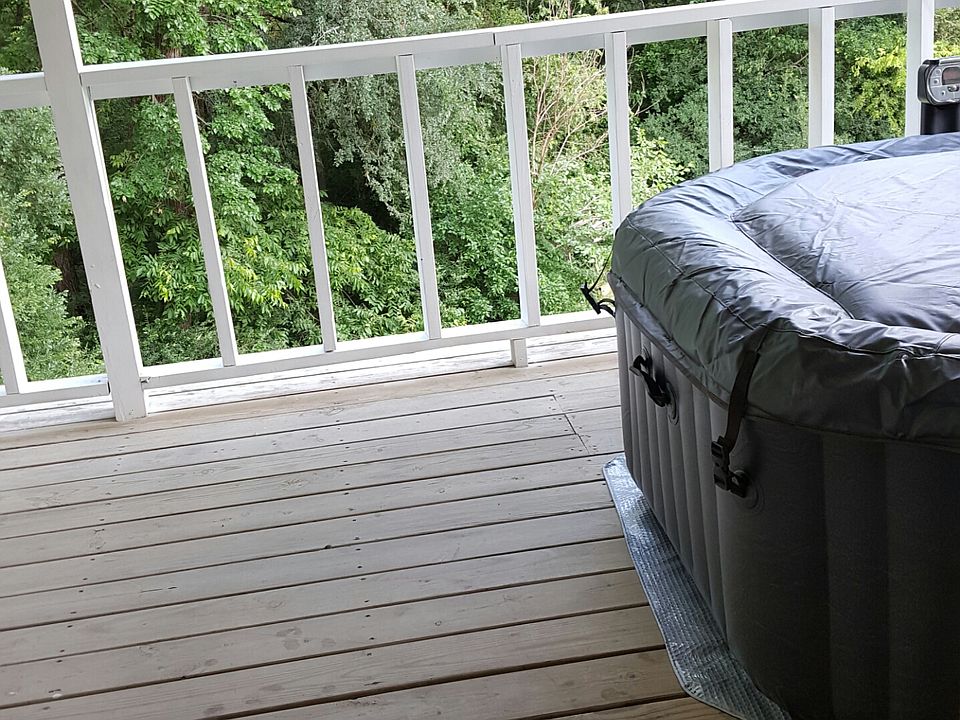 Jacuzzi on balcony 