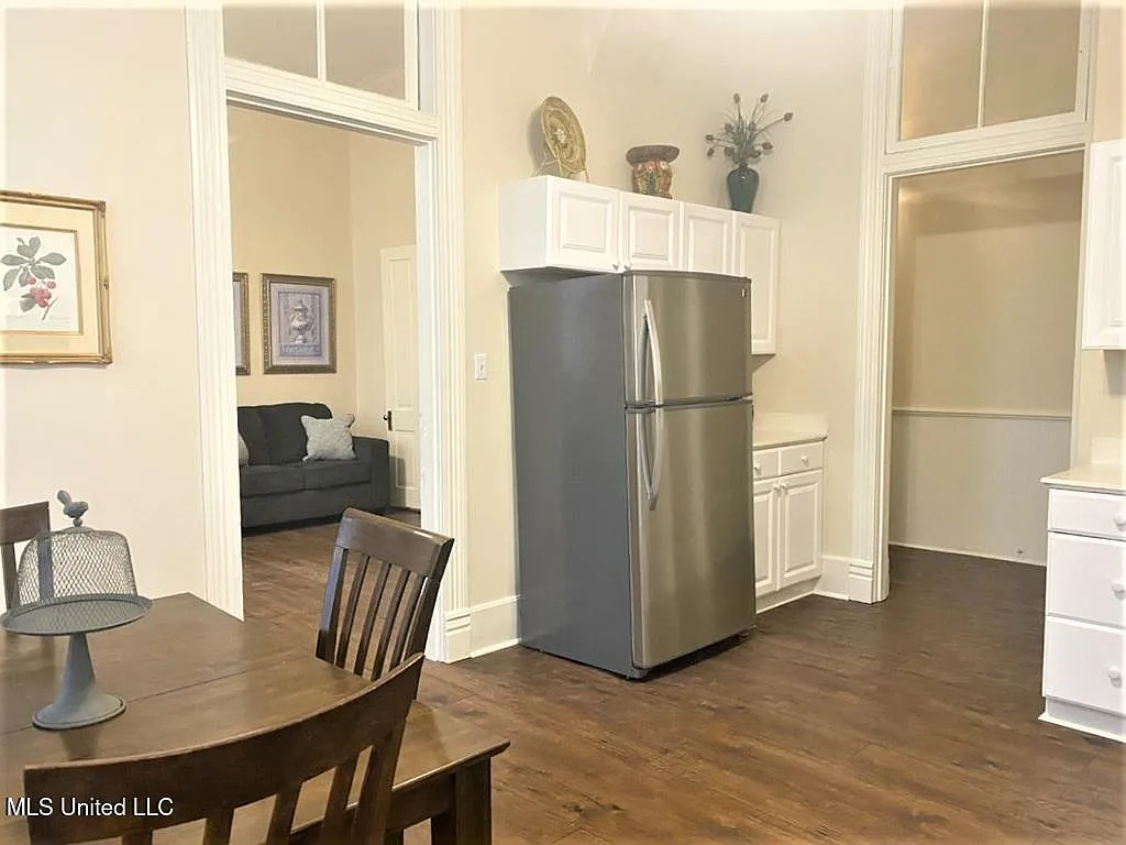 2 bed, 2.0 bath, 2000 sqft, $2,250 — Photo 3