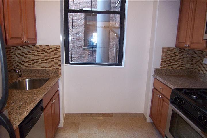 2nd image of 175 W 72nd St APT 11E1