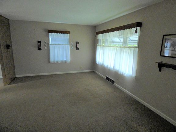 4th image of 754 W Seymour Ave