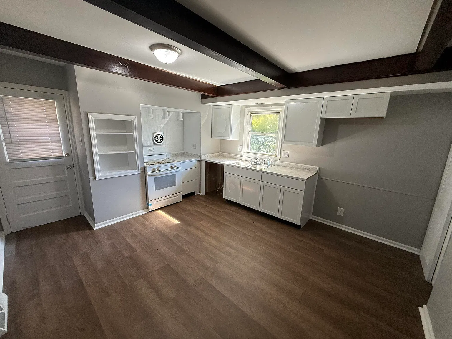 3 bed, 1.0 bath, 2052 sqft, $1,595 — Photo 4