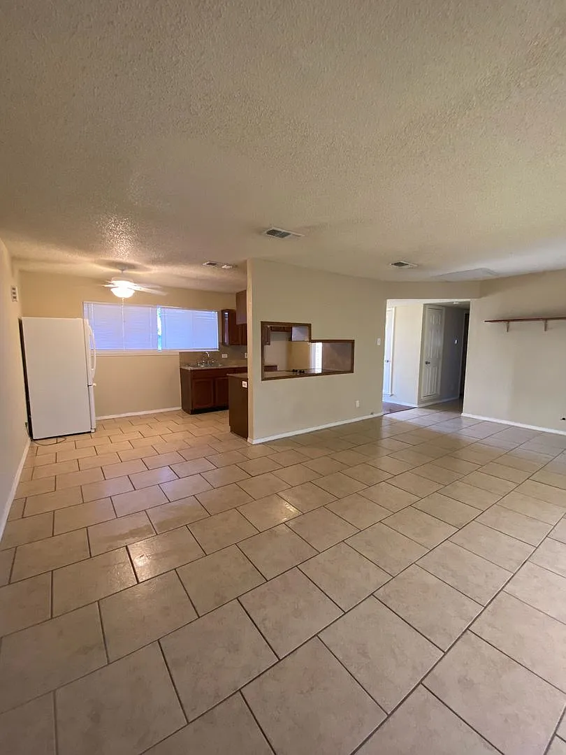 Rental — Photo 3