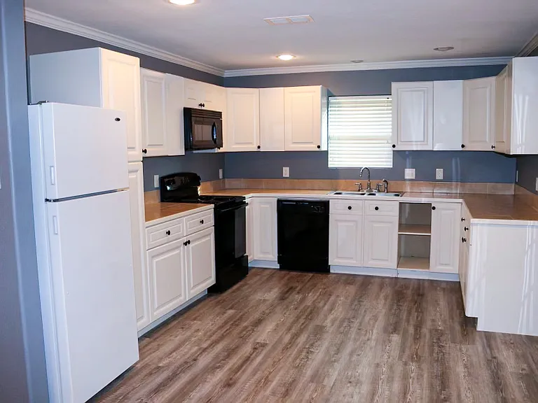775 Briarwood Ln — Photo 3