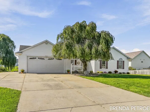 7043 Maplelawn Dr, Hudsonville, MI 49426