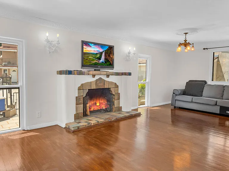 2620 Commodore St — Photo 5