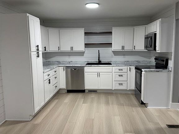 3rd image of 612 N Division St