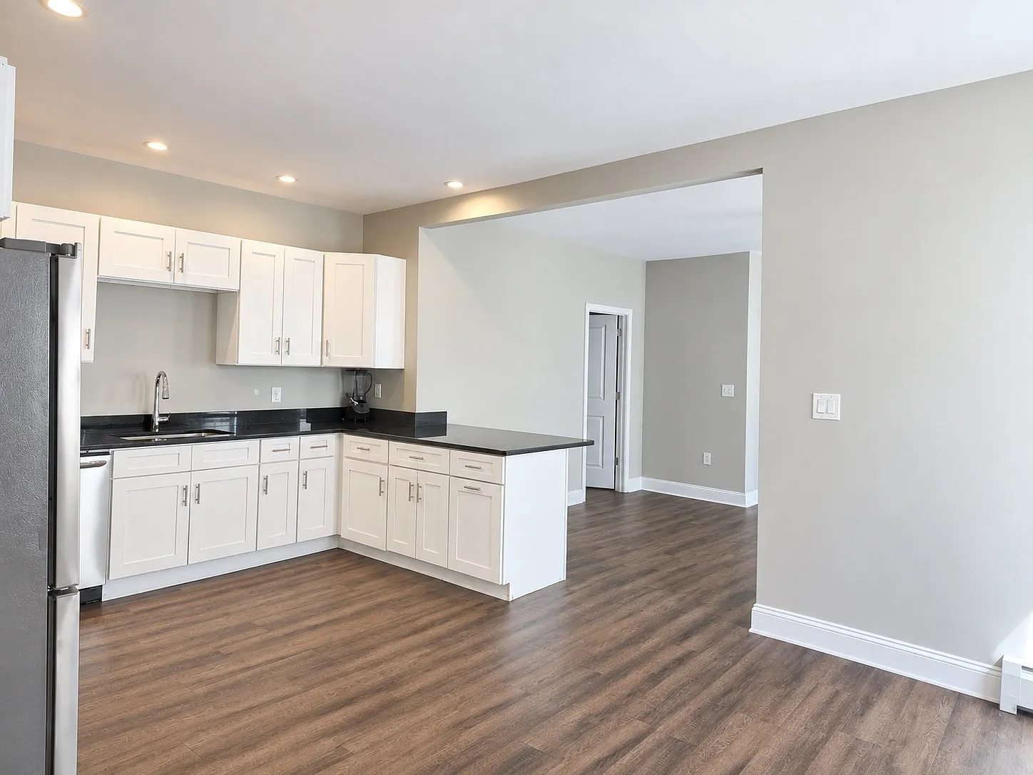 3 bed, 1.0 bath, 1100 sqft, $2,250 — Photo 3