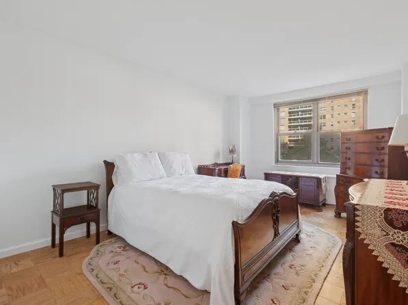 70-25 Yellowstone Boulevard image 8 of 21