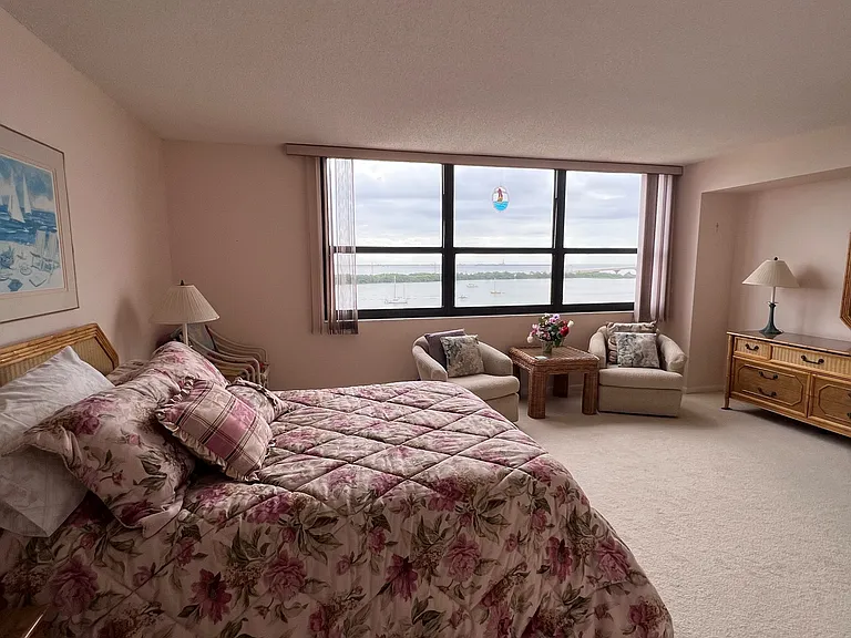 Mater bedroom with sitting area