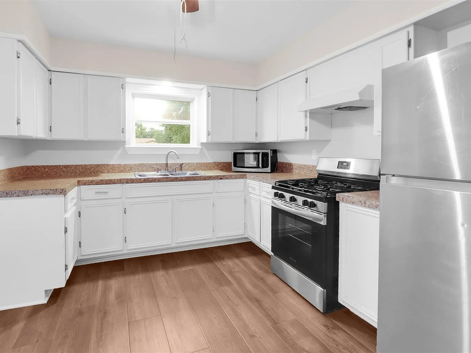 3 bed, 1.0 bath, 1476 sqft, $1,600 — Photo 2