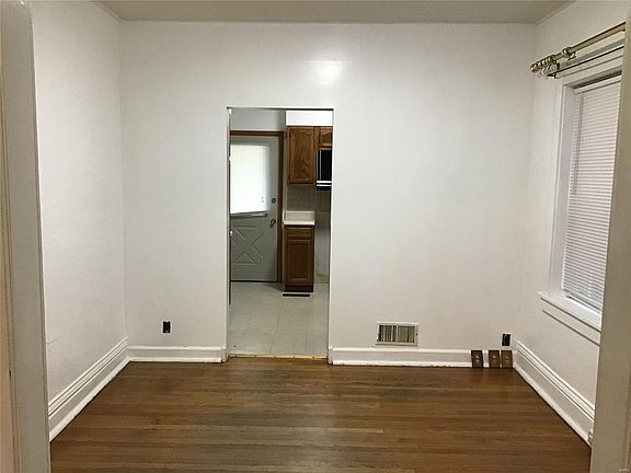 4th image of 4044 Fairview Ave