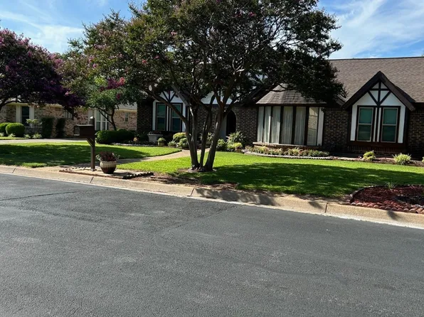 333 Baker Dr, Hurst, TX 76054