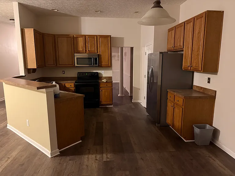 808 Waterloo Ct — Photo 4