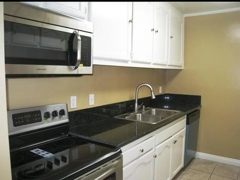 Kitchen (Like-new dishwasher and fridge)