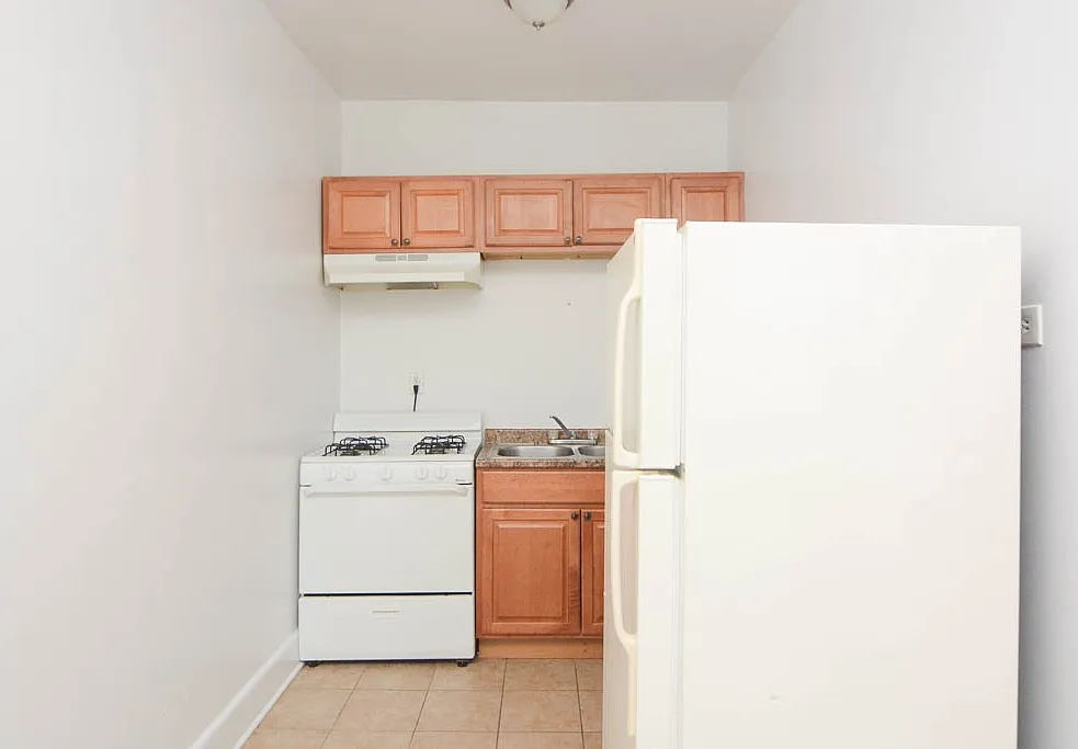 2704 N Sawyer Ave — Photo 3