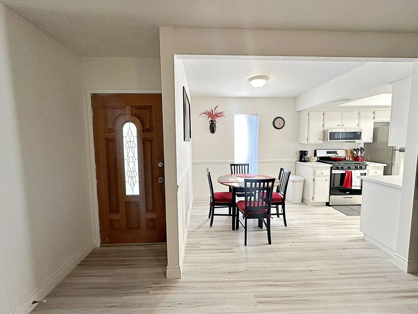Fully Furnished 2 Bedroom Condo With Strip Views — Photo 4