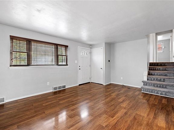 3rd image of 221 College Park Dr