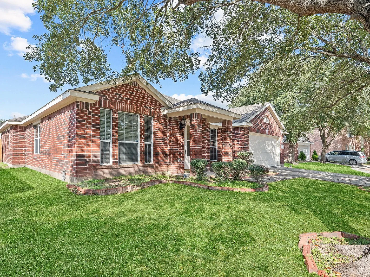 4 bed, 2.0 bath, 2216 sqft, $2,300 — Photo 2